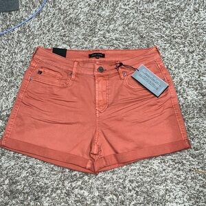 Gorgeous dusty coral color to your John jeans in a size 29 rolled up hem line